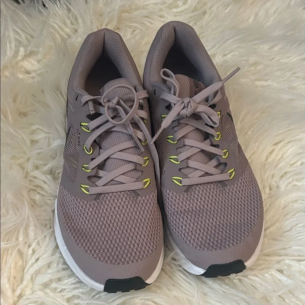 Nike Women's Lavender Running Shoe swift 3 size 8.5